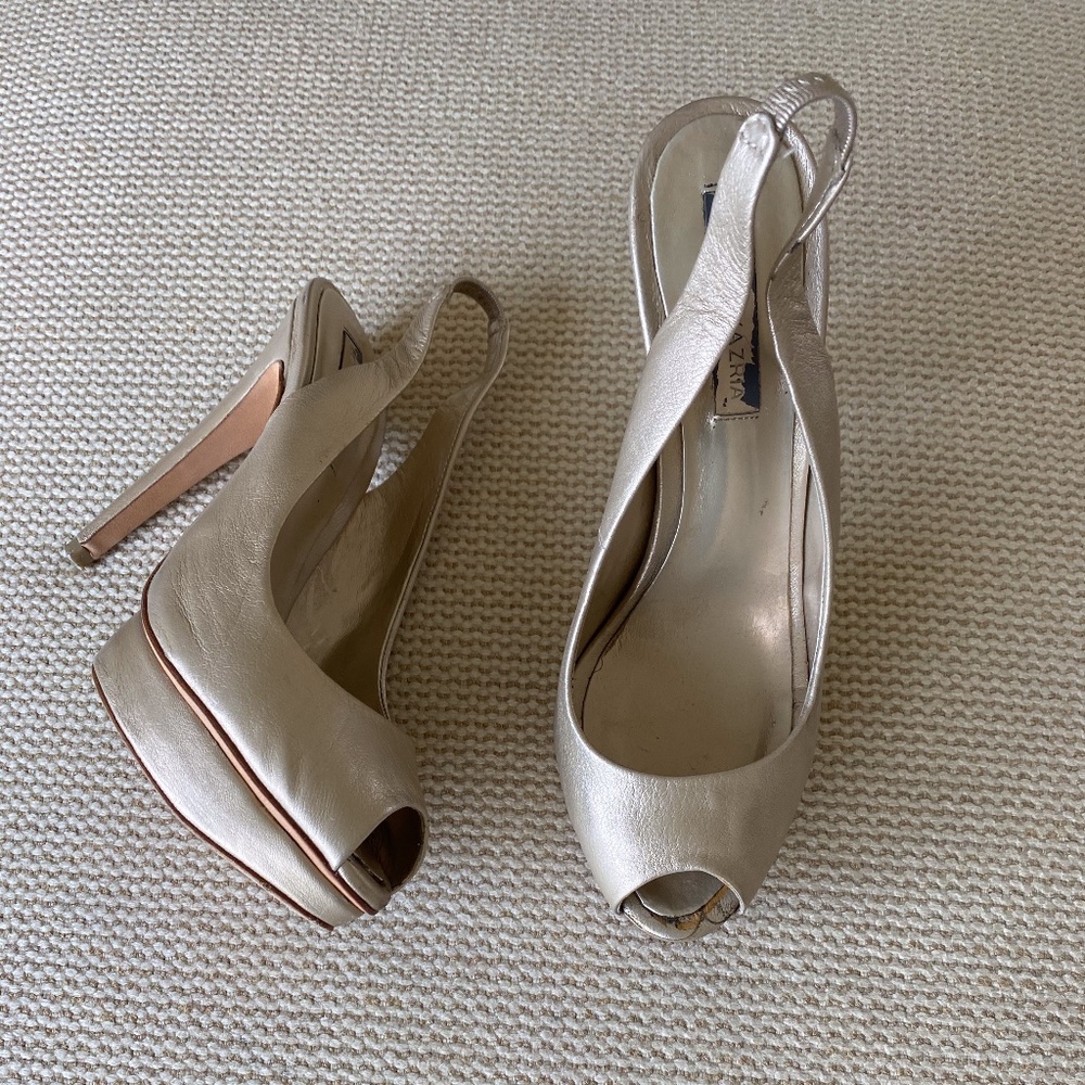 Vero Cuoio BCBG sling back sandal.